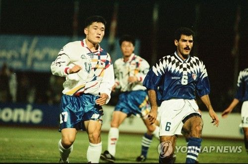 홍명보 감독이 현역 시절 유난히 약했던 쿠웨이트를 이번에는 감독으로 상대한다. 맞대결 부진을 끊을 좋은 기회다.&nbsp;홍 감독 개인은 쿠웨이트와 궁합이 그리 좋지 않다. 현역 시절 5번 만나 딱 한 번 이겼다.&nbsp;홍 감독이 직접 뛴 경기에서는 1승2패로 근소하게 밀리지만, 뛰지 않은 경기까지 포함하면 1승4패로 확실한 열세를 기록 중이다. 연합뉴스