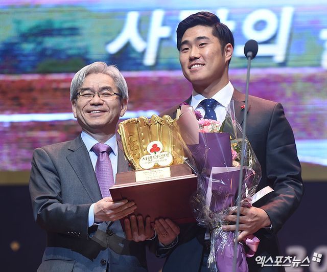 13일 오후 서울 삼성동 코엑스 오디토리움에서 '2017 타이어뱅크 KBO 골든글러브' 시상식이 열렸다. 이날 KBO 사랑의 골든글러브상을 수상한 신본기가 소감을 밝히고 있다. 엑스포츠뉴스DB