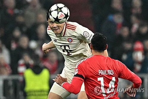 국제축구연맹(FIFA) 산하 연구기관 국제스포츠연구소(CIES)가 김민재를 가리켜 이런 평가를 내놓고 극찬했다. CIES는 지난 11일(현지시간) 사회관계망서비스(SNS)를 통해 올 시즌 최고의 경기력을 보이는 센터백 10인을 발표하면서 김민재를 1위로 올려놨다. 연합뉴스