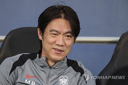 홍명보 감독이 현역 시절 유난히 약했던 쿠웨이트를 이번에는 감독으로 상대한다. 맞대결 부진을 끊을 좋은 기회다.&nbsp;홍 감독 개인은 쿠웨이트와 궁합이 그리 좋지 않다. 현역 시절 5번 만나 딱 한 번 이겼다.&nbsp;홍 감독이 직접 뛴 경기에서는 1승2패로 근소하게 밀리지만, 뛰지 않은 경기까지 포함하면 1승4패로 확실한 열세를 기록 중이다. 연합뉴스