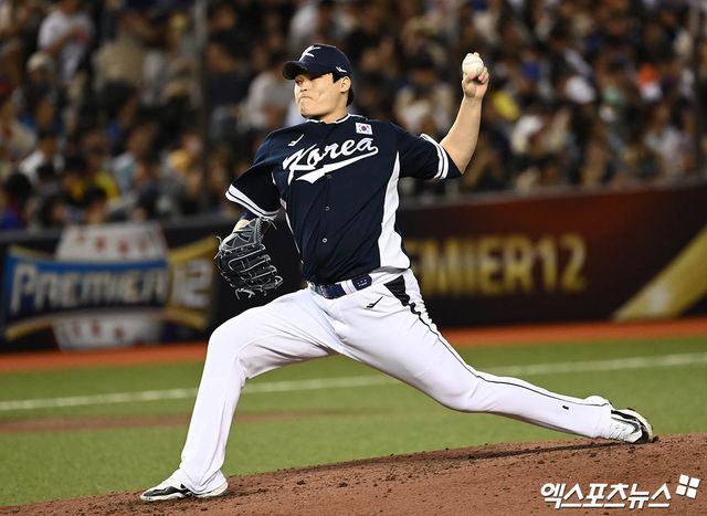 대한민국 야구 국가대표팀 좌완 최지민이 3일 대만 타이베이 타이베이돔에서 열린 2024 WBSC 프리미어12 조별리그 B조 첫 경기 대만전에서 3회초 구원등판, 2⅔이닝 무실점으로 호투했다. 다만 한국은 3-6 패배로 슈퍼 라운드 진출권 확보에 빨간불이 켜졌다. 사진 박지영 기자
