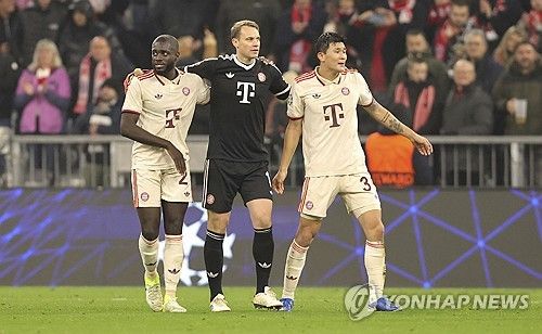 스카이스포츠 독일이 13일(한국시간) 김민재와 다요 우파메카노가 뮌헨 수비진에 안정감을 줬다며 6년 만에 나온 진기록을 소개했다.&nbsp; 매체는 뱅상 콤파니 체제에서 뮌헨은 분데스리가 4경기 연속 무실점 기록을 6년 만에 처음으로 달성했다. 우파메카노와 김민재의 강력한 수비 덕분이라고 보도했다.&nbsp;연합뉴스