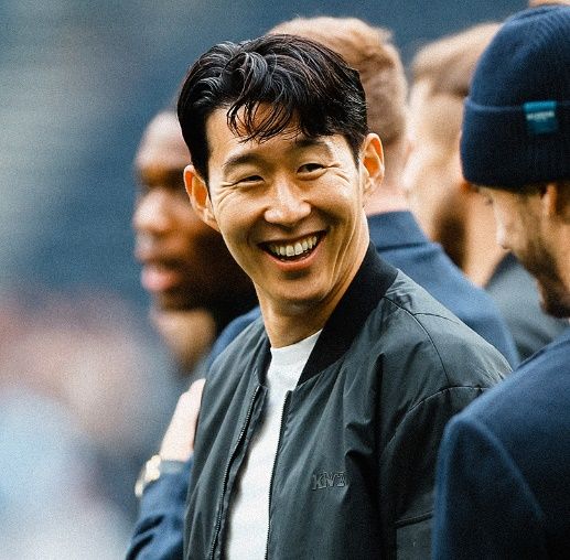 이적시장 전문 기자 파브리치오 로마노가 14일(한국시간) 자신의 사회관계망서비스(SNS) 인스타그램을 통해 토트넘이 손흥민의 1년 계약 연장 옵션을 발동할 예정이라고 전했다.&nbsp;로마노는 토트넘이 손흥민의 계약을 연장하는 옵션을 발동할 것이다. 현재 계약은 2025년 6월에 만료되는 데 2026년 6월까지 연장될 것이다. 그래서 손흥민과 1년 더 함께한다며 손흥민은 내년에도 토트넘 계획의 일부로 남아 공식적인 절차를 밟기 시작했다고 말했다.&nbsp;연합뉴스