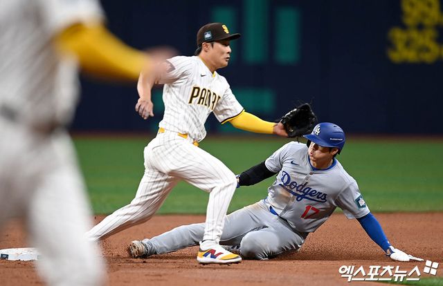 20일 오후 서울 구로구 고척스카이돔에서 열리는 '메이저리그(MLB) 월드투어 서울시리즈 2024' LA 다저스와 샌디에이고 파드리스의 개막전 경기, 3회초 2사 1루 LA 다저스 1루주자 오타니가 2루 도루에 성공하고 있다. 엑스포츠뉴스 DB