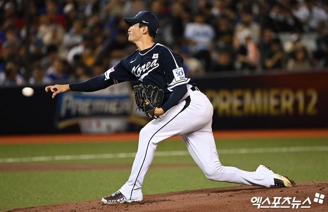 한국 야구 대표팀 투수 고영표(KT 위즈)가 13일 대만 타이베이의 타이베이돔에서 열린 2024 WBSC 프리미어12 조별리그 B조 1차전에서 대만을 상대로 선발등판, 2이닝 6실점으로 패전투수의 멍에를 썼다. 사진 박지영 기자