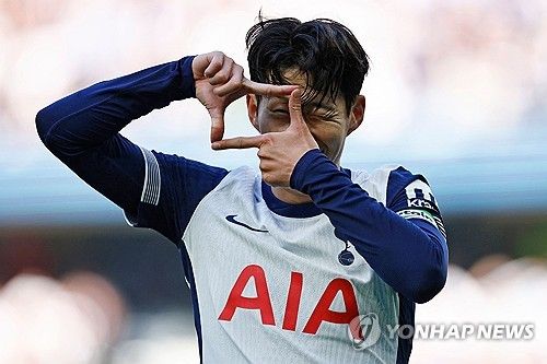 손흥민이 재계약 대신 계약 연장 옵션 발동을 선택한 토트넘 홋스퍼의 결정에 실망했고, 계약이 모두 종료되는 2026년 여름 토트넘을 떠날 거라는 전망이 또다시 등장했다. 떠오르는 차기 행선지는 지난해 여름부터 손흥민을 원했던 사우디아라비아다. 현지에서는 계약 연장 옵션이 발동될 경우 2025-26시즌이 끝난 뒤 자유계약(FA) 신분이 되는 손흥민이 사우디아라비아 구단과 계약을 맺을 거라고 내다보고 있다. 사진 연합뉴스