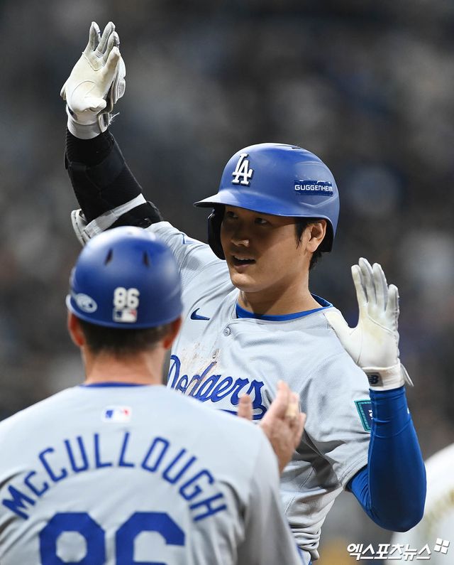 20일 오후 서울 구로구 고척스카이돔에서 열리는 '메이저리그(MLB) 월드투어 서울시리즈 2024' LA 다저스와 샌디에이고 파드리스의 개막전 경기, 8회초 1사 1,2루 LA 오타니가 1타점 적시타를 때려낸 뒤 세리머니를 하고 있다. 엑스포츠뉴스 DB