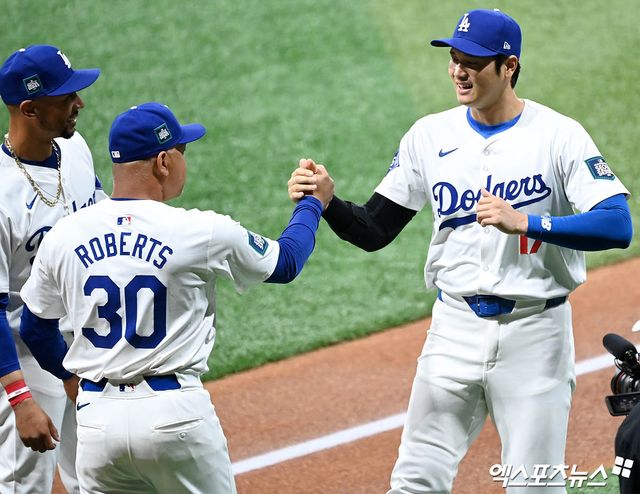 21일 오후 서울 구로구 고척스카이돔에서 열린 '메이저리그(MLB) 월드투어 서울시리즈 2024' LA 다저스와 샌디에이고 파드리스의 경기에 앞서 LA 오타니가 그라운드로 도열하며 로버츠 감독과 하이파이브를 나누고 있다. 엑스포츠뉴스 DB