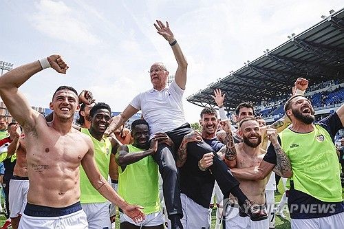 클라우디오 라니에리 전 칼리아리 감독이 AS로마 감독으로 돌아온다.&nbsp; 스카이 이탈리아가 14일(한국시간) 라니에리 감독을 새로운 감독으로 선임하기 위한 작업을 마쳤다고 전했다. 곧 공식 발표를 앞두고 있다고 보도했다.&nbsp;연합뉴스