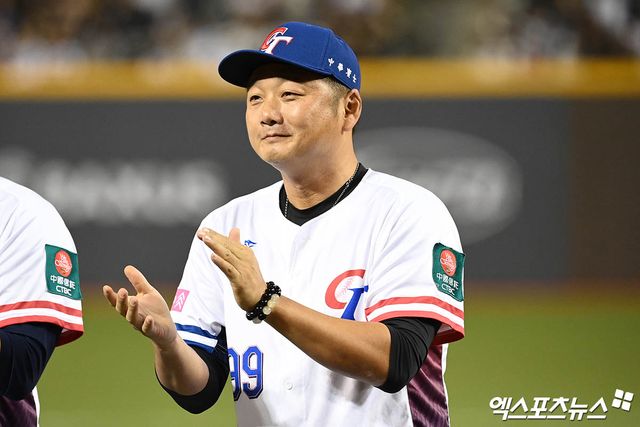 13일 오후 대만 타이베이돔에서 열린 '2024 WBSC(세계야구소프트볼연맹) 프리미어12' B조 조별리그 대한민국과 대만의 경기, 대한민국이 3:6의 스코어로 패배했다. 경기에 앞서 대만 정하오쥐 감독이 선수들에게 박수를 보내고 있다. 타이베이(대만), 박지영 기자