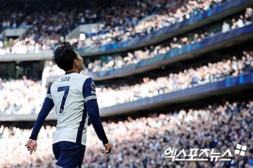 1년 가까이 이어진 손흥민의 재계약, 계약 연장 옵션 발동 여부를 둔 논쟁이 종결될 것으로 보인다.&nbsp; 결국 토트넘 홋스퍼는 손흥민의 옵션을 발동한다. 이적시장 전문 기자 파브리치오 로마노가 14일(한국시간) 자신의 사회관계망서비스(SNS)를 통해 토트넘이 손흥민과 계약 연장 옵션을 발동한다고 전했다.&nbsp; 연합뉴스