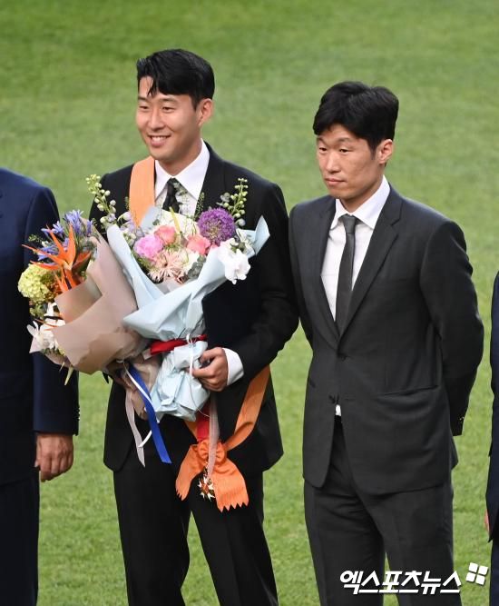 1년 가까이 이어진 손흥민의 재계약, 계약 연장 옵션 발동 여부를 둔 논쟁이 종결될 것으로 보인다.&nbsp; 결국 토트넘 홋스퍼는 손흥민의 옵션을 발동한다. 이적시장 전문 기자 파브리치오 로마노가 14일(한국시간) 자신의 사회관계망서비스(SNS)를 통해 토트넘이 손흥민과 계약 연장 옵션을 발동한다고 전했다.&nbsp; 엑스포츠뉴스DB