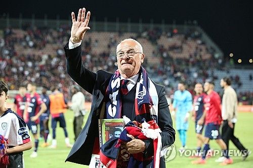 클라우디오 라니에리 전 칼리아리 감독이 AS로마 감독으로 돌아온다.&nbsp; 스카이 이탈리아가 14일(한국시간) 라니에리 감독을 새로운 감독으로 선임하기 위한 작업을 마쳤다고 전했다. 곧 공식 발표를 앞두고 있다고 보도했다.&nbsp;연합뉴스