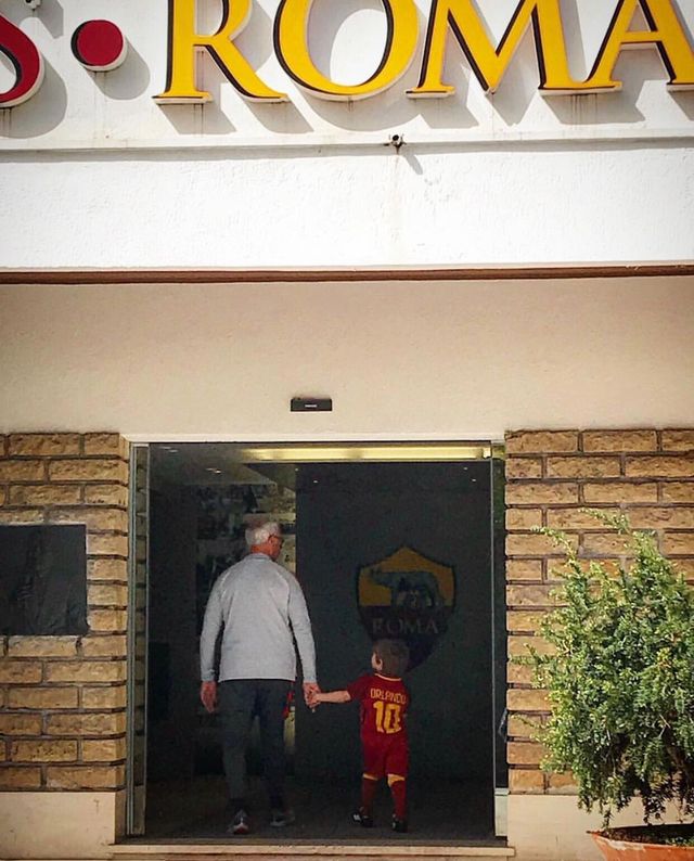 클라우디오 라니에리 전 칼리아리 감독이 AS로마 감독으로 돌아온다.&nbsp; 스카이 이탈리아가 14일(한국시간) 라니에리 감독을 새로운 감독으로 선임하기 위한 작업을 마쳤다고 전했다. 곧 공식 발표를 앞두고 있다고 보도했다.&nbsp;파브리치오 로마노