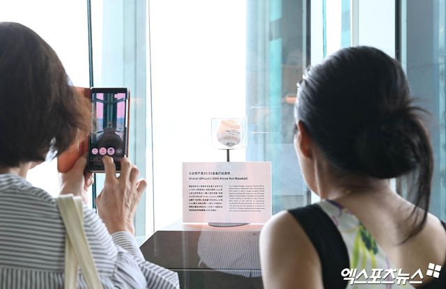 13일 오후 대만 타이베이돔에서 '2024 WBSC(세계야구소프트볼연맹) 프리미어12' B조 조별리그 대한민국과 대만의 경기가 열린다. 타이베이101 전망대에 LA 다저스 오타니 쇼헤이의 50-50 홈런공이 전시되어 있다. 타이베이(대만), 박지영 기자