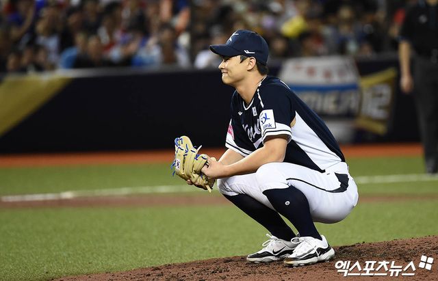 13일 오후 대만 타이베이돔에서 열린 '2024 WBSC(세계야구소프트볼연맹) 프리미어12' B조 조별리그 대한민국과 대만의 경기, 5회말 2사 1루 한국 곽도규가 폭투에 아쉬워하고 있다. 타이베이(대만), 박지영 기자