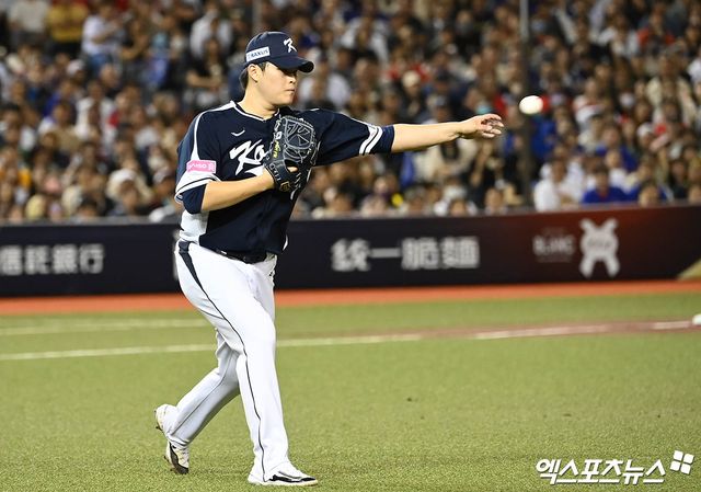 13일 오후 대만 타이베이돔에서 열린 '2024 WBSC(세계야구소프트볼연맹) 프리미어12' B조 조별리그 대한민국과 대만의 경기, 대한민국이 3:6의 스코어로 패배했다. 4회말 1사 한국 투수 최지민이 대만 쟝쿤위의 땅볼 타구를 수비하고 있다. 타이베이(대만), 박지영 기자