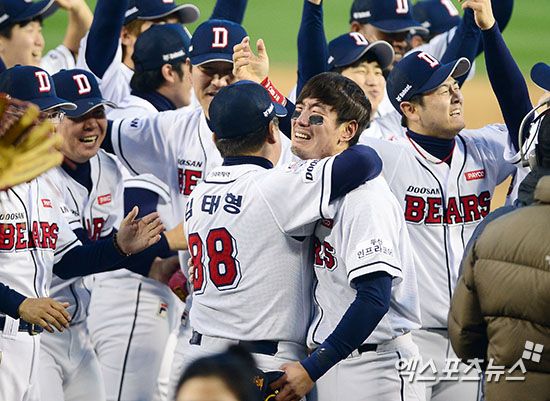 31일 오후 서울 송파구 잠실야구장에서 열린 '2015 타어이뱅크 KBO리그' 삼성 라이온즈와 두산 베어스의 한국시리즈 5차전 경기, 17안타에 13득점을 뽑아내는 공격력을 선보인 두산이 삼성에 13-2로 승리하며 14년만에 한국시리즈 우승을 차지했다. 한국시리즈 우승을 차지한 두산 김재호가 김태형 감독에게 안겨 눈물을 보이고 있다. 엑스포츠뉴스 DB