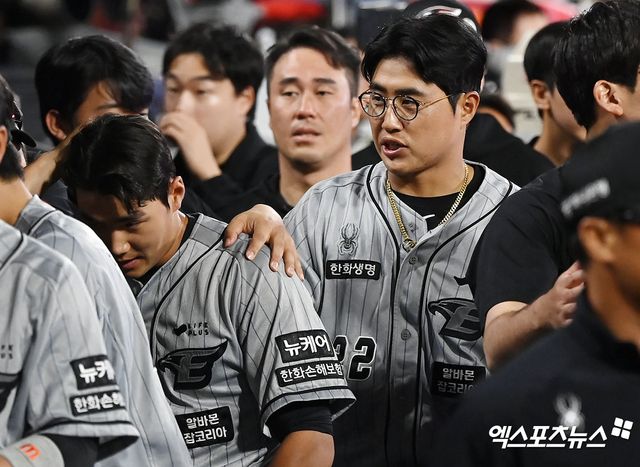 4일 오후 수원KT위즈파크에서 열린 '2024 신한 SOL Bank KBO리그' 한화 이글스와 KT 위즈의 경기, 한화 채은성이 더그아웃에서 선수들을 격려하고 있다. 엑스포츠뉴스DB