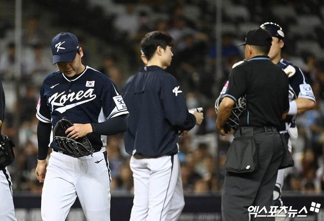 대표팀 투수 최승용(왼쪽 첫 번째)은 15일 대만 타이베이 타이베이돔에서 열린 '2024 세계야구소프트볼연맹(WBSC) 프리미어12' 조별리그 B조 세 번째 경기 일본전에서 선발 등판했다. 강습 타구에 발을 맞는 등 최종 성적 1⅔이닝 2실점을 한 뒤 마운드를 내려왔다. 타이베이(대만), 박지영 기자