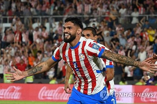  리오넬 스칼로니 감독이 이끄는 아르헨티나 축구 국가대표팀이 15일(한국시간) 파라과이 아순시온에 있는 디펜소레스 델 차코 경기장에서 열린 2026 국제축구연맹(FIFA) 북중미 월드컵(캐나다-미국-멕시코 공동 개최) 남미 지역 예선 11차전에서 1-2로 역전패를 당했다.&nbsp; 메시는 이날 공격형 미드필더로 선발 출전해 풀타임을 뛰었지만, 끝내 공격포인트를 기록하지 못했다.&nbsp;소속팀 마이애미서부터 공식 3연패째를 기록했다. 메시가 커리어에서 세 경기 연달아 패배한 건 이번에 세 번째다. 연합뉴스