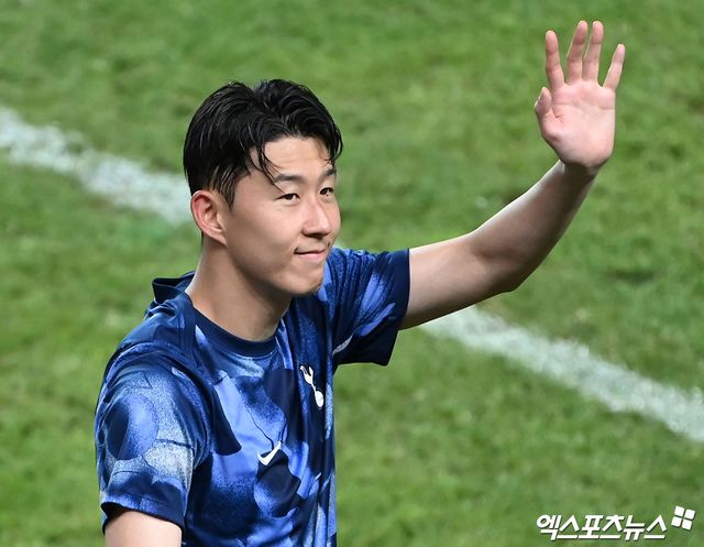  이적시장 전문가 파브리치오 로마노가 손흥민과 토트넘의 현 계약 1년 연장 옵션을 확인한 가운데 손흥민을 원하는 빅클럽이 있다는 발언도 내놔 눈길을 끈다. 로마노는 13일 자신의 SNS를 통해 '토트넘이 손흥민과 계약을 2026년 6월까지 늘리는 옵션 조항 활성화에 나섰다'고 알렸다. 이어 동영상채널을 통해 손흥민을 원하는 빅클럽도 있다고 주장했다. 로마노는 '손흥민의 이름은 빅클럽들이 윙어를 찾을 때 늘 후보 명단에 포함되어 있다'면서도 '현재 손흥민이 다른 빅클럽들과 접촉했다는 이야기를 듣지는 못했다'고 말했다. 엑스포츠뉴스DB