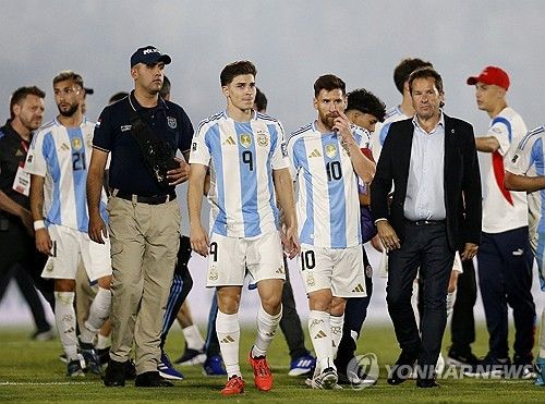  리오넬 스칼로니 감독이 이끄는 아르헨티나 축구 국가대표팀이 15일(한국시간) 파라과이 아순시온에 있는 디펜소레스 델 차코 경기장에서 열린 2026 국제축구연맹(FIFA) 북중미 월드컵(캐나다-미국-멕시코 공동 개최) 남미 지역 예선 11차전에서 1-2로 역전패를 당했다.&nbsp; 메시는 이날 공격형 미드필더로 선발 출전해 풀타임을 뛰었지만, 끝내 공격포인트를 기록하지 못했다.&nbsp;소속팀 마이애미서부터 공식 3연패째를 기록했다. 메시가 커리어에서 세 경기 연달아 패배한 건 이번에 세 번째다. 연합뉴스