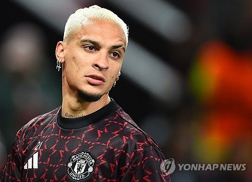 영국 지역지 맨체스터 이브닝 뉴스가 15일(한국시간) 주전에서 밀려난 안토니가 에릭 텐 하흐 감독 경질에도 팀에 남아 경쟁하고 싶다는 의지를 드러냈다고 보도했다.&nbsp; 매체는 브라질의 축구 전문 기자 조르지 니콜라가 한 유튜브 방송에서 언급한 안토니의 상황을 소개했다.&nbsp; 연합뉴스