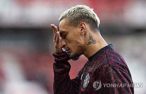 영국 지역지 맨체스터 이브닝 뉴스가 15일(한국시간) 주전에서 밀려난 안토니가 에릭 텐 하흐 감독 경질에도 팀에 남아 경쟁하고 싶다는 의지를 드러냈다고 보도했다.&nbsp; 매체는 브라질의 축구 전문 기자 조르지 니콜라가 한 유튜브 방송에서 언급한 안토니의 상황을 소개했다.&nbsp; 연합뉴스