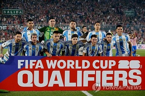  리오넬 스칼로니 감독이 이끄는 아르헨티나 축구 국가대표팀이 15일(한국시간) 파라과이 아순시온에 있는 디펜소레스 델 차코 경기장에서 열린 2026 국제축구연맹(FIFA) 북중미 월드컵(캐나다-미국-멕시코 공동 개최) 남미 지역 예선 11차전에서 1-2로 역전패를 당했다.&nbsp; 메시는 이날 공격형 미드필더로 선발 출전해 풀타임을 뛰었지만, 끝내 공격포인트를 기록하지 못했다.&nbsp;소속팀 마이애미서부터 공식 3연패째를 기록했다. 메시가 커리어에서 세 경기 연달아 패배한 건 이번에 세 번째다. 연합뉴스