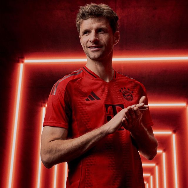 축구 유니폼 전문 사이트 '푸티 헤드라인즈'가 15일(한국시간) 아디다스가 제작하는 바이에른 뮌헨의 2025-2026시즌 홈 유니폼 디자인 유출샷을 공개했다.&nbsp; 매체는 아디다스 뮌헨의 2025-2026시즌 홈 유니폼이 뮌헨을 오마주하기 위해 '전례 없는' 모습을 보여줄 것이다. 거대한 'M'이 선보일 것이다. 이는 뮌헨(Munich)의 첫 문자를 뜻한다고 소개했다.&nbsp;뮌헨