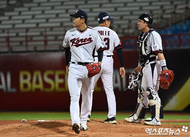 대표팀 투수 소형준은 14일 대만 타이베이 톈무야구장에서 열린 '2024 세계야구소프트볼연맹(WBSC) 프리미어12' 조별리그 B조 두 번째 경기 쿠바전에서 5회초 구원 등판했다. 위기 상황에서 쿠바 타선을 완벽하게 제압하며 곽빈의 책임 주자를 막아내며 승리 투수가 됐다. 그는 경기 후 자신의 사구 탓에 다친 몬카다를 향한 사과 메시지를 전했다. 타이베이(대만), 박지영 기자