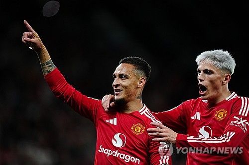 영국 지역지 맨체스터 이브닝 뉴스가 15일(한국시간) 주전에서 밀려난 안토니가 에릭 텐 하흐 감독 경질에도 팀에 남아 경쟁하고 싶다는 의지를 드러냈다고 보도했다.&nbsp; 매체는 브라질의 축구 전문 기자 조르지 니콜라가 한 유튜브 방송에서 언급한 안토니의 상황을 소개했다.&nbsp; 연합뉴스