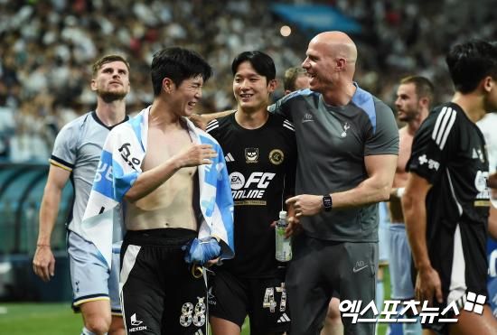 영국 매체 풋볼런던이 14일(한국시각) 토트넘이 1월 합류 예정이었던 양민혁을 공식 이적 일정보다 앞서 12월에 합류시킬 예정이라고 전했다. 당초 1월 이적시장에 맞춰 영국으로 건너갈 예정이었던 양민혁은 현지 적응을 위해 한 달 먼저 런던으로 향한다. 엑스포츠뉴스DB