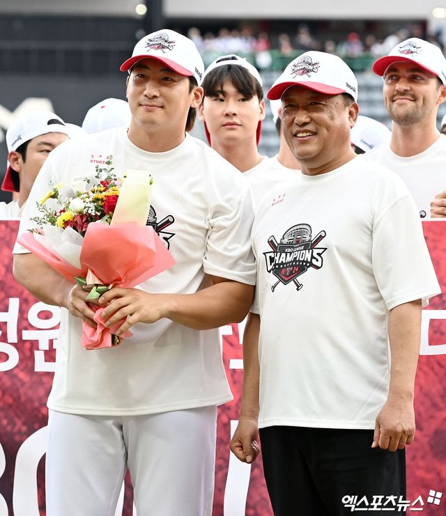 KIA 타이거즈가 정규리그 우승을 차지했다. 17일 오후 인천SSG랜더스필드에서 열린 '2024 신한 SOL Bank KBO리그' KIA 타이거즈와 SSG 랜더스의 경기, KIA는 SSG에 0:2로 패했다. 하지만 두산 베어스가 2위 삼성 라이온즈 덜미를 잡으면서 정규시즌 우승을 확정했다. 정규리그 우승을 차지한 KIA 나성범이 최준영 대표이사와 기념촬영을 갖고 있다. 엑스포츠뉴스 DB