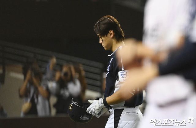 15일 오후 대만 타이베이돔에서 열린 '2024 WBSC(세계야구소프트볼연맹) 프리미어12' B조 조별리그 3차전 대한민국과 일본의 경기, 대한민국이 3:6의 스코어로 패배했다. 경기 종료 후 한국 김도영이 그라운드를 빠져나가고 있다. 타이베이(대만), 박지영 기자