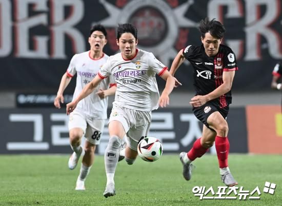 영국 매체 풋볼런던이 14일(한국시각) 토트넘이 1월 합류 예정이었던 양민혁을 공식 이적 일정보다 앞서 12월에 합류시킬 예정이라고 전했다. 당초 1월 이적시장에 맞춰 영국으로 건너갈 예정이었던 양민혁은 현지 적응을 위해 한 달 먼저 런던으로 향한다. 엑스포츠뉴스DB