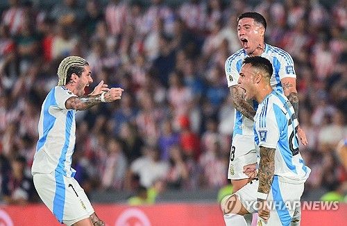  리오넬 스칼로니 감독이 이끄는 아르헨티나 축구 국가대표팀이 15일(한국시간) 파라과이 아순시온에 있는 디펜소레스 델 차코 경기장에서 열린 2026 국제축구연맹(FIFA) 북중미 월드컵(캐나다-미국-멕시코 공동 개최) 남미 지역 예선 11차전에서 1-2로 역전패를 당했다.&nbsp; 메시는 이날 공격형 미드필더로 선발 출전해 풀타임을 뛰었지만, 끝내 공격포인트를 기록하지 못했다.&nbsp;소속팀 마이애미서부터 공식 3연패째를 기록했다. 메시가 커리어에서 세 경기 연달아 패배한 건 이번에 세 번째다. 연합뉴스