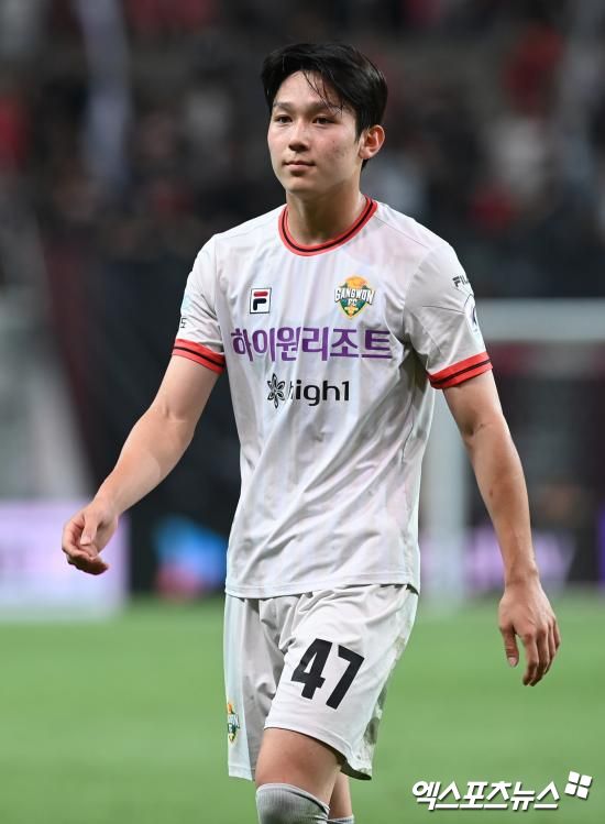 영국 매체 풋볼런던이 14일(한국시각) 토트넘이 1월 합류 예정이었던 양민혁을 공식 이적 일정보다 앞서 12월에 합류시킬 예정이라고 전했다. 당초 1월 이적시장에 맞춰 영국으로 건너갈 예정이었던 양민혁은 현지 적응을 위해 한 달 먼저 런던으로 향한다. 엑스포츠뉴스DB