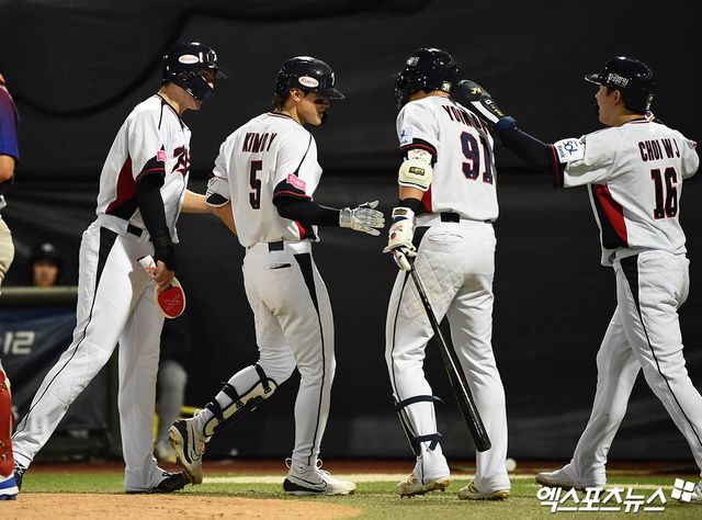 14일 오후 대만 톈무야구장에서 열린 '2024 WBSC(세계야구소프트볼연맹) 프리미어12' B조 조별리그 대한민국과 쿠바의 경기, 2회말 2사 만루 김도영이 쿠바 선발투수 모이넬로 상대로 만루 홈런을 때려낸 뒤 홈에서 동료들과 하이파이브를 나누고 있다. 타이베이(대만), 박지영 기자