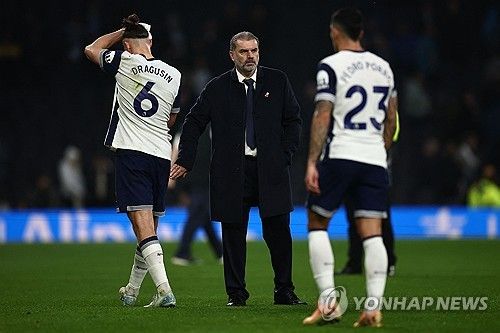 영국 매체 팀토크가 16일(한국시간) 손흥민이 토트넘의 유럽축구연맹(UEFA) 챔피언스리그 진출 실패 시 매각 대상이 되며 PSG가 관심을 보이고 있다고 보도했다.&nbsp;연합뉴스