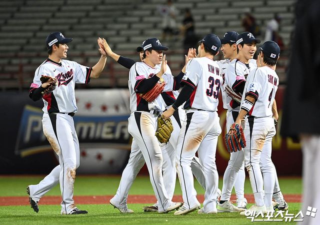 16일 오후 대만 타이베이 톈무야구장에서 열린 '2024 WBSC(세계야구소프트볼연맹) 프리미어12' B조 조별리그 4차전 대한민국과 도미니카공화국의 경기, 대한민국이 8회말 터진 박성한의 역전 2타점 적시 3루타에 힘입어 9:6의 스코어로 승리했다. 경기 종료 후 한국 선수들이 승리의 기쁨을 나누고 있다. 타이베이(대만), 박지영 기자
