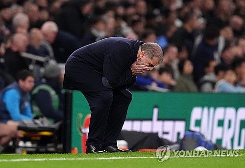 안지 포스테코글루 감독 경질 신호탄일까. 토트넘 홋스퍼 부주장 크리스티안 로메로를 포함해 선수 4명이 포스테코글루 감독에게 반기를 들었다는 충격적인 소식이 전해졌다.&nbsp;이들이 포스테코글루 감독에게 반기를 든 건 평소 감독의 직설적인 화법 때문이었던 것으로 전해졌다. 연합뉴스