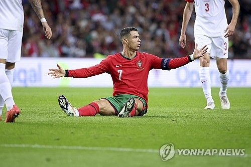 세계적인 공격수 크리스티아누 호날두가 불혹을 앞둔 나이에도 여전한 기량을 과시했다. 16일(한국시간) 열린 포르투갈과의 국가대항전에서 환상적인 바이시클킥으로 득점을 터트린 것을 포함해 두 골을 기록하며 조국 포르투갈의 5-1 대승을 이끈 것이다. 호날두는 폴란드전에서 자신의 커리어 통산 909호골과 910호골을 폭발시키며 꿈의 1000호골 기록에 한 걸음 다가갔다. 호날두는 경기 후 기록에 집착하는 것보다 축구 그 자체를 즐기고 싶다고 이야기했다. 사진 연합뉴스