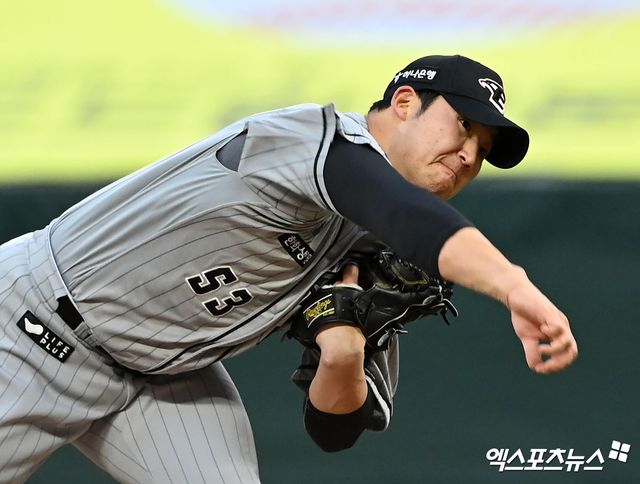 26일 오후 인천SSG랜더스필드에서 열린 '2024 신한 SOL Bank KBO리그' 한화 이글스와 SSG 랜더스의 경기, 1회말 한화 선발투수 김민우가 공을 힘차게 던지고 있다. 엑스포츠뉴스DB