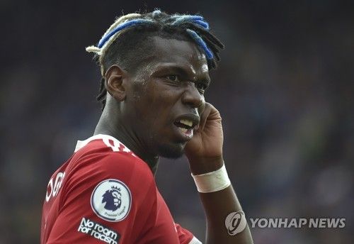 구단의 전설적인 인물은 내쫓고, 말썽만 피우다 떠난 사람은 품는다. 맨체스터 유나이티드의 지금 상황이다. 맨체스터 유나이티드가 최근 유벤투스와 계약을 해지한 폴 포그바가 훈련장에서 훈련을 할 수 있도록 배려한 것으로 알려졌다. 새 팀을 찾고 있는 포그바의 감각이 떨어지지 않도록 돕겠다는 생각이다. 비용 절감을 이유로 알렉스 퍼거슨 경을 해임한 것과는 상반되는 행정이다. 사진 연합뉴스