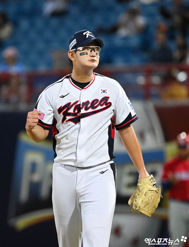 16일 오후 대만 타이베이 톈무야구장에서 열린 '2024 WBSC(세계야구소프트볼연맹) 프리미어12' B조 조별리그 4차전 대한민국과 도미니카공화국의 경기, 7회초 1사 1,2루 김서현이 도미니카 누녜즈를 병살타로 잡아내며 이닝을 종료시킨 뒤 기뻐하고 있다. 타이베이(대만), 박지영 기자