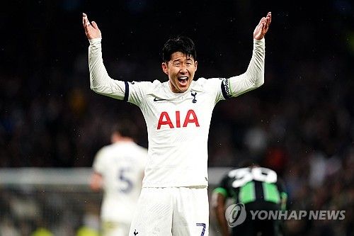 토트넘 홋스퍼가 시즌 중 손흥민에게 새로운 다년 계약을 제안할 거라는 전망이 나왔다. 토트넘 소식을 다루는 영국 스퍼스웹은 18일(한국시간) 토트넘이 이번 시즌이 끝나기 전에 손흥민과 새로운 다년 계약에 대한 협상을 시작할 것으로 예상된다고 보도했다. 연합뉴스