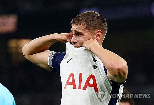 제이미 오하라는 손흥민을 더 이상 월드 클래스로 분류하기에는 무리가 있다고 주장했다. 오하라는 토트넘 홋스퍼 내에서 손흥민의 영향력이 상당한 것은 물론 손흥민이 토트넘의 레전드라는 건 부정할 수 없는 사실이지만, 이제는 손흥민에게 월드 클래스 칭호를 붙이기는 힘들다고 했다. 오하라는 그러면서 토트넘의 센터백 미키 판더펜이 맨체스터 시티에서도 뛸 수 있는 월드 클래스라고 했다. 사진 연합뉴스