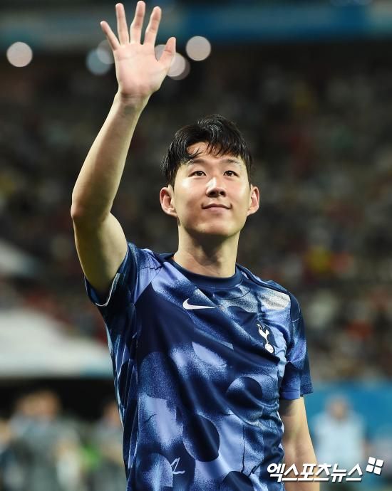 제이미 오하라는 손흥민을 더 이상 월드 클래스로 분류하기에는 무리가 있다고 주장했다. 오하라는 토트넘 홋스퍼 내에서 손흥민의 영향력이 상당한 것은 물론 손흥민이 토트넘의 레전드라는 건 부정할 수 없는 사실이지만, 이제는 손흥민에게 월드 클래스 칭호를 붙이기는 힘들다고 했다. 오하라는 그러면서 토트넘의 센터백 미키 판더펜이 맨체스터 시티에서도 뛸 수 있는 월드 클래스라고 했다. 사진 엑스포츠뉴스 DB